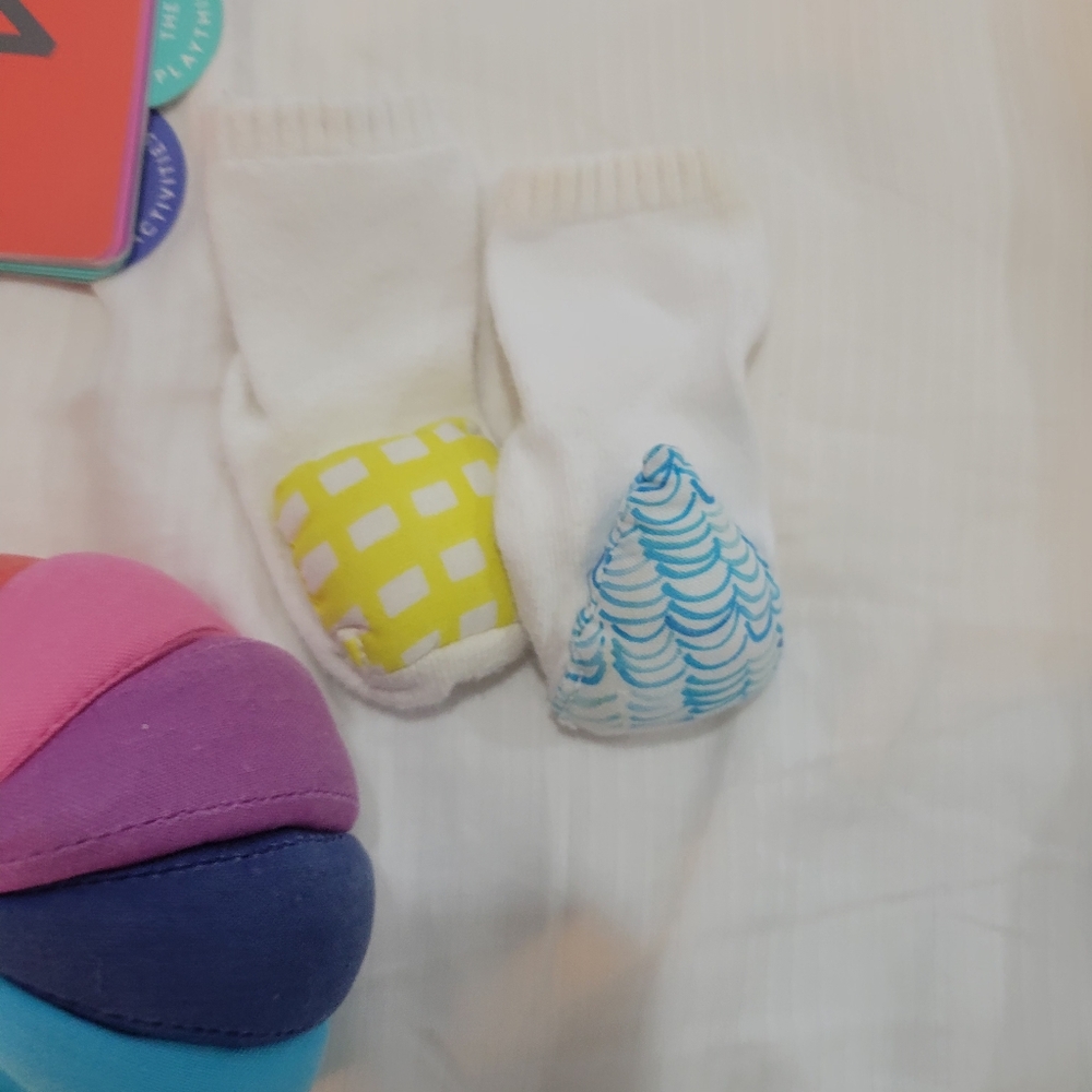 Lovevery The Senser Play Kit for Baby 5-6 Months - Picture 9 of 10